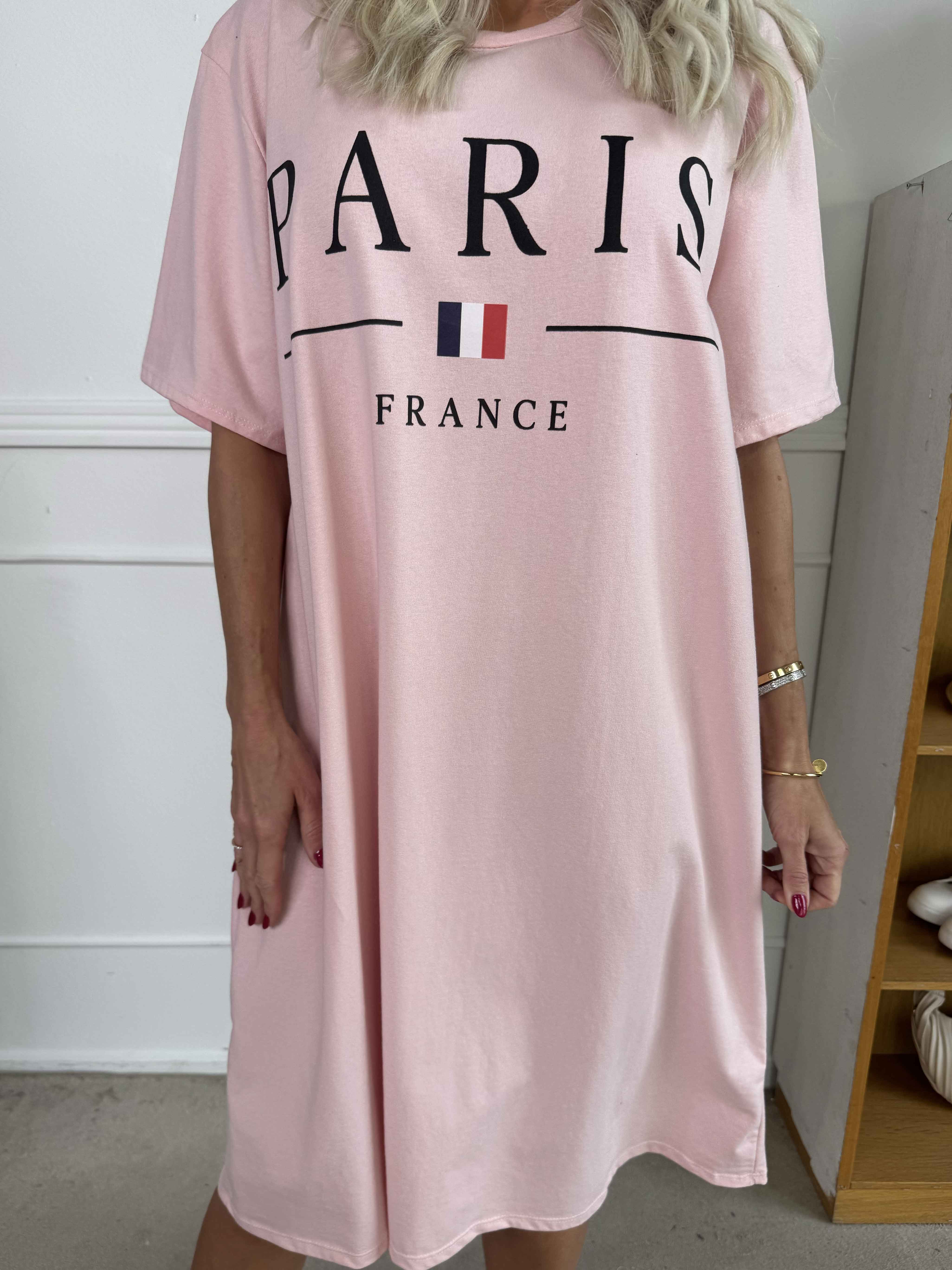 Alice - Joggingklänning i bomull med Paris stående på bröstet